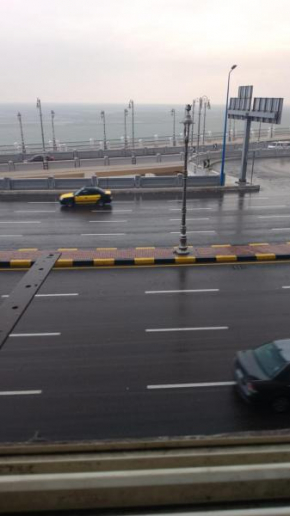 شقه فندقيه بغرفتي نوم اول نمره من البحر كافيه البارون